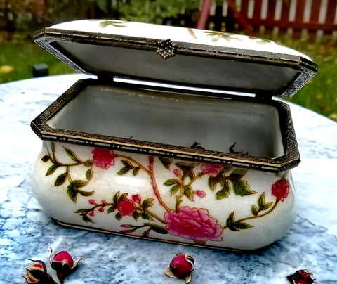 Rosenschatulle aus Keramik